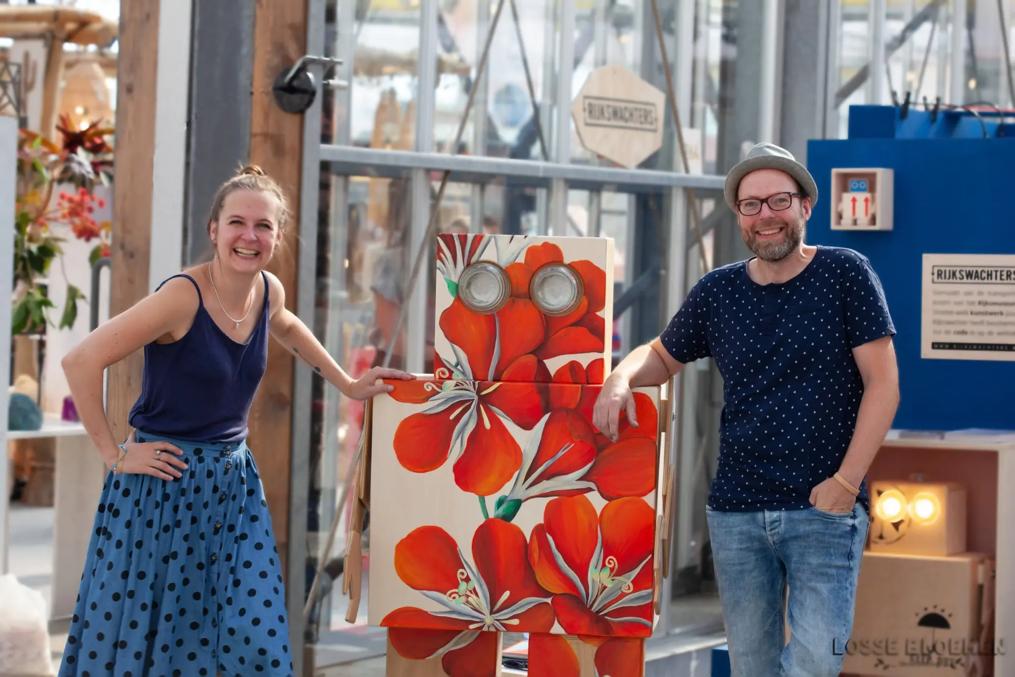 Niki en Boudewijn lachend bij Rijksmeester XXL beschilderd door Annemiek van Duin